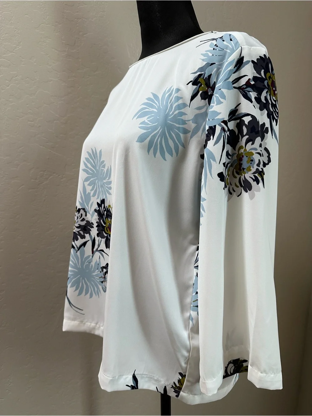 Ann Taylor Factory White Boatneck Top with Light Blue & Navy Floral Print - Picture 6 of 7